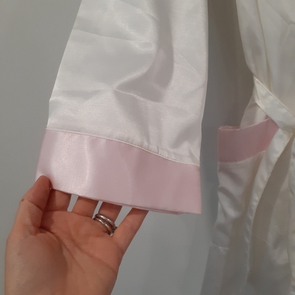 Vintage/Retro Satin Bathrobe With Floral Accent - Picture 5 of 9